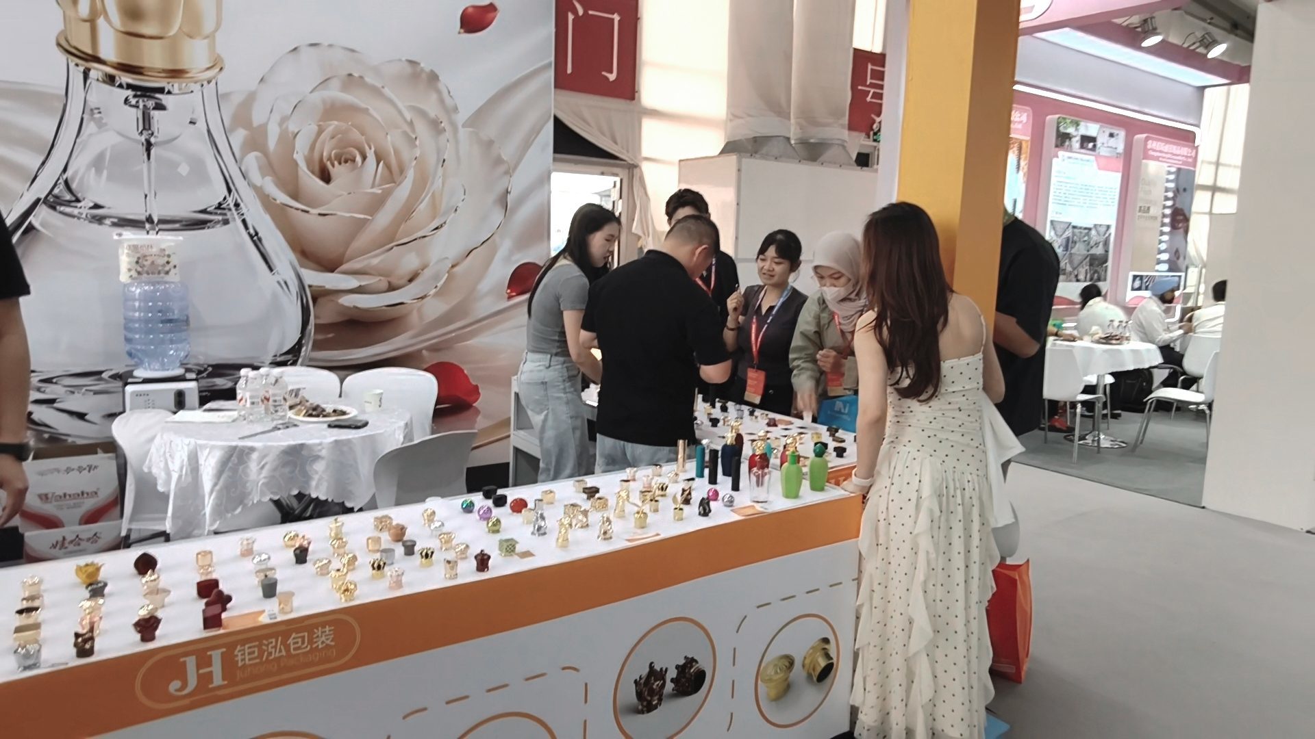 Blog công ty mới nhất về Juhong Packaging đạt thành công lớn tại CBE Thượng Hải 2026, giới thiệu mũ nước hoa Zamak sang trọng thế hệ tiếp theo